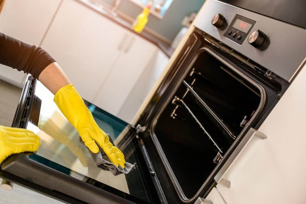 Best-Way-to-Clean-an-Oven-Naturally-1