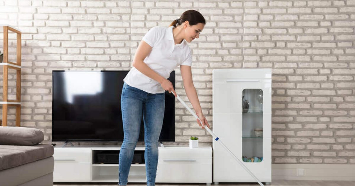 Cleaning-The-Hardwood-Floor-With-Mop