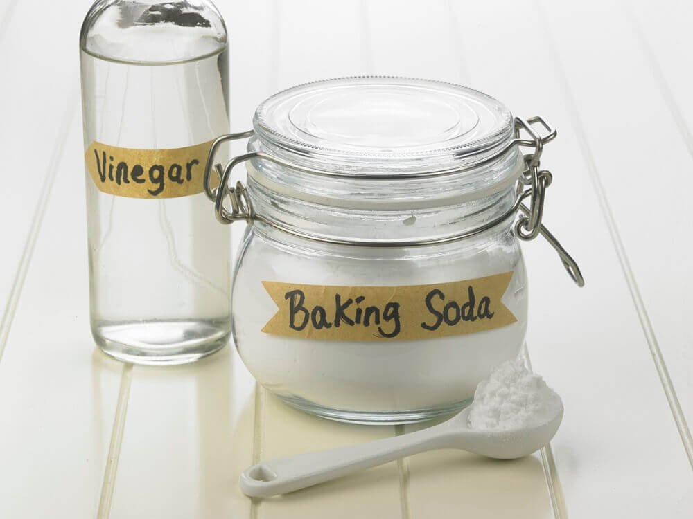 Cleaning-With-Baking-Soda-and-Vinegar