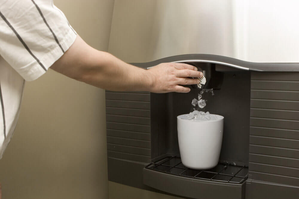 Man-filling-bucket-from-Ice-machine