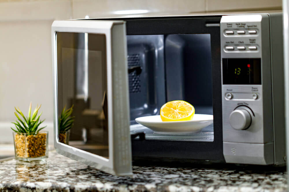 Microwave-cleaning-using-lemon